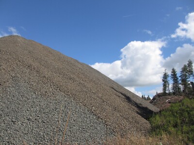 Foto 6x4 Steinhaufen Kilmannan Stausee Steinhaufen am Rande eines Quartals um 2015