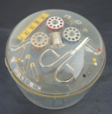 Boite a couture plexiglas inclusion necessaire couture vers 1970 style Giraudon 