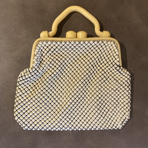 Cartera de alta costura con espejo Whiting Davis malla blanca mango baquelita años 30 malla de aluminio - Imagen 2 de 9
