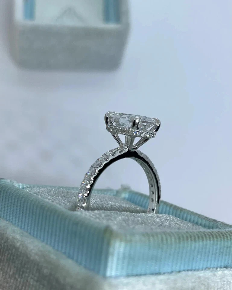 Alianza de diamantes cultivados en laboratorio IGI 2,20 quilates corte cojín VS1/G en oro blanco de 14 k Foto 4 de 4