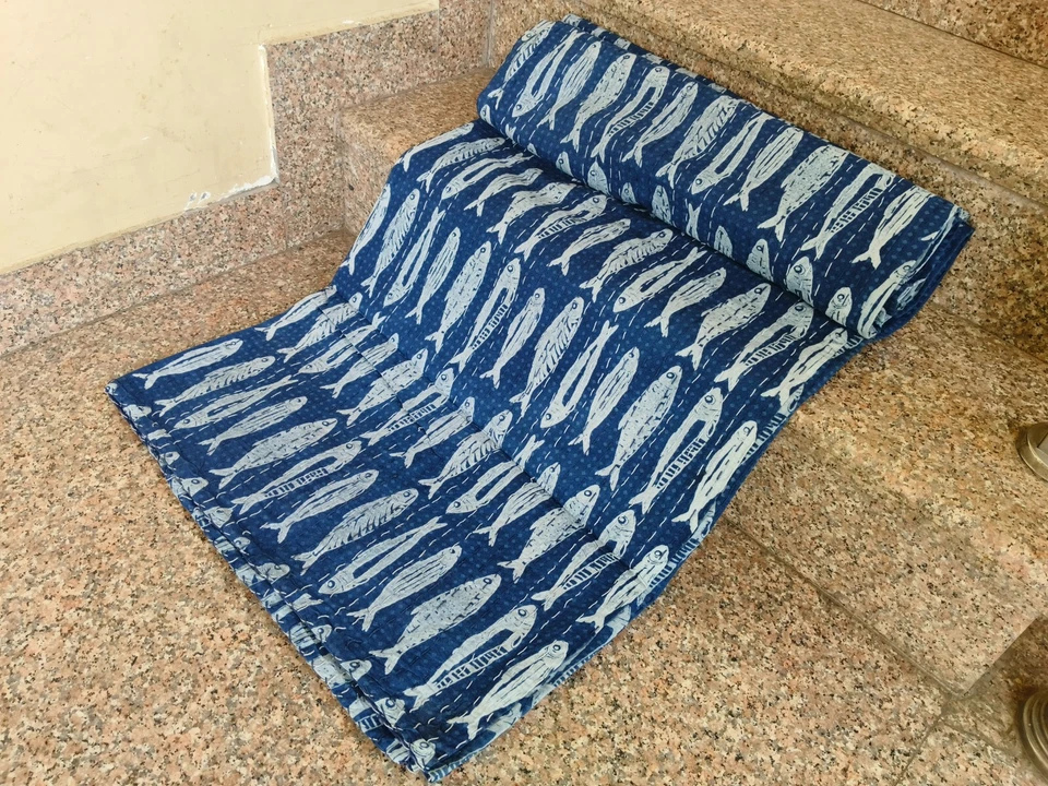 Colcha de algodão com estampa de peixe índigo Kantha indiana feita à mão - Imagem 3 de 4