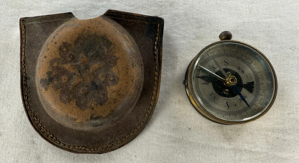 ANTIGUA BRÚJULA DE LA SEGUNDA GUERRA MUNDIAL EN LATÓN + ESTUCHE de cuero con FLECHA DE MARCA MARRÓN RARA GUC Foto 2 de 4