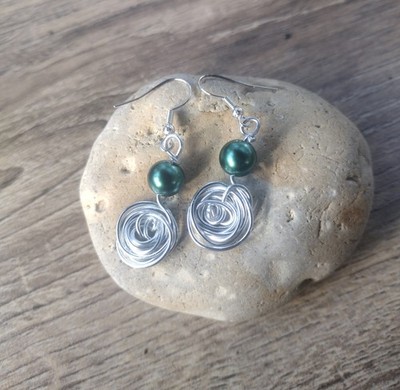 OHRRINGE HANDARBEIT BASTELDRAHT ROSE DESIGN GRÜN METALLIC PERLE