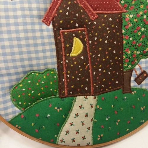 VTG Wooden Embroidered Hoop Frame Quilted 10" Outhouse Tree Country Primitive - Picture 5 of 8
