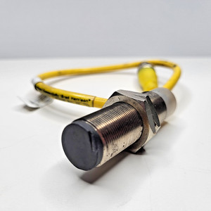 Cutler Hammer E57YED431 Inductive Proximity Sensor M30 10-30VDC 12mm Used