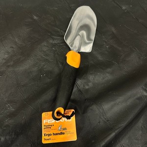 Fiskars Trowel, Heavy Duty Gardening Hand Tool with Hang Hole, For Digging a