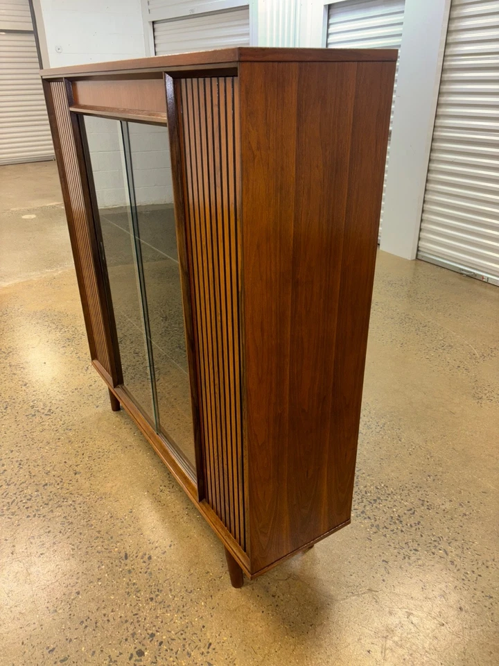 Vitrina torre moderna vintage de mediados de siglo de Bassett Foto 4 de 4