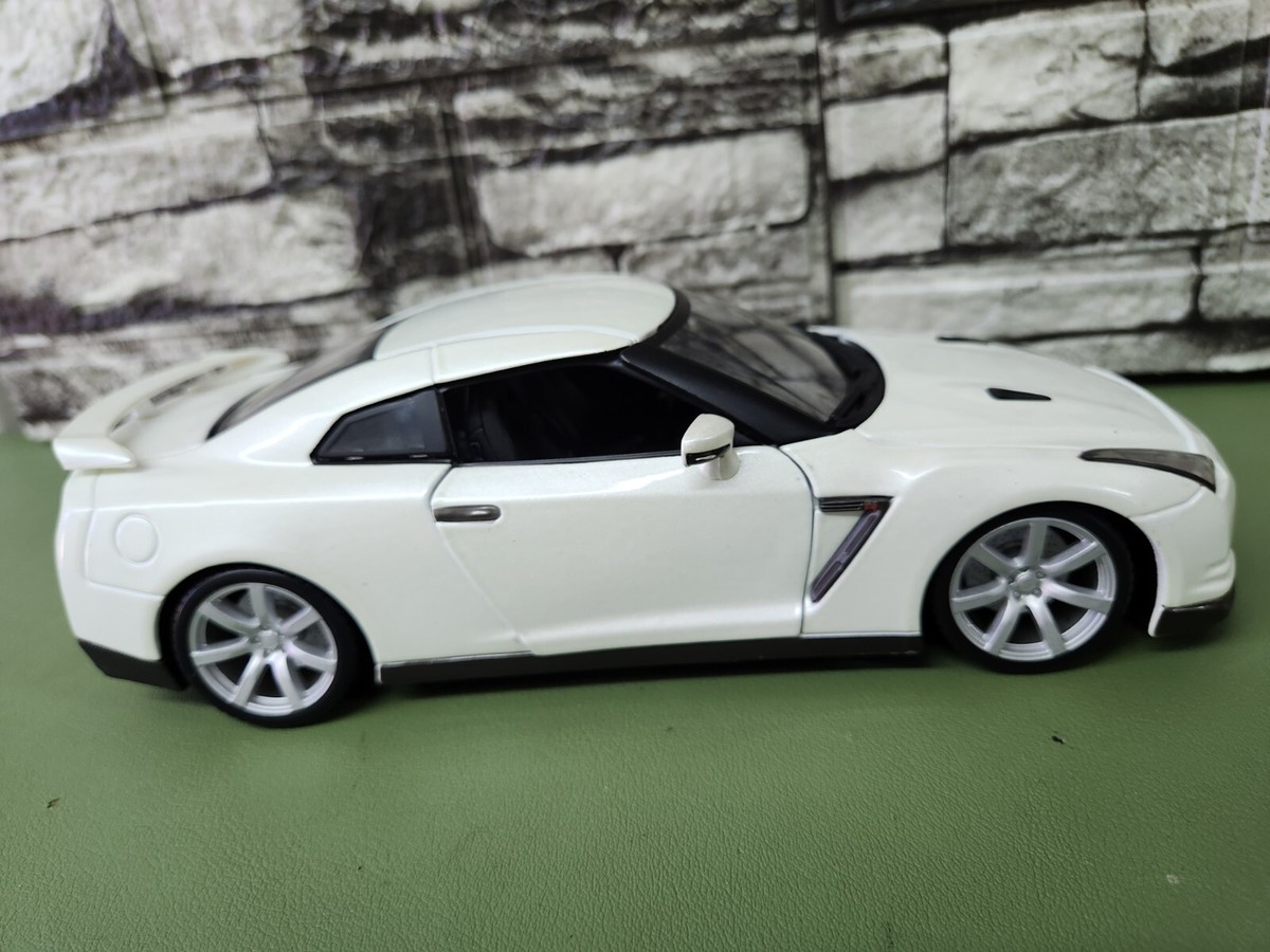 箱スカGT-R ホワイト ミニカー 1/18 1/18 日産GT-R ハコスカ ホワイト スカイライン2000GT-R - メルカリ