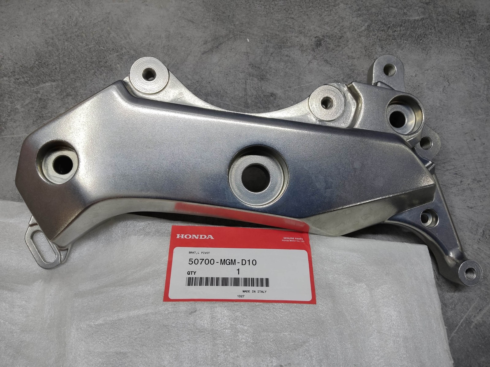 Platine repose-pied gauche Honda CB600F pour retrouver le plaisir du roadster