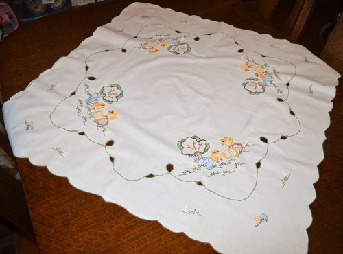 EASTER DUO OF CHICKS WITH SPRING TREE! VINTAGE GERMAN TABLECLOTH WITH CUTWORK - Bild 12 von 12