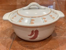TAOS CHILI PEPPER TREASURE CRAFT POTTERY CASSEROLE DISH W/ LID & HANDLES WESTERN