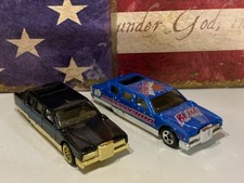 HOT WHEELS LIMOZEEN X2. BLACK/GOLD & BLUE