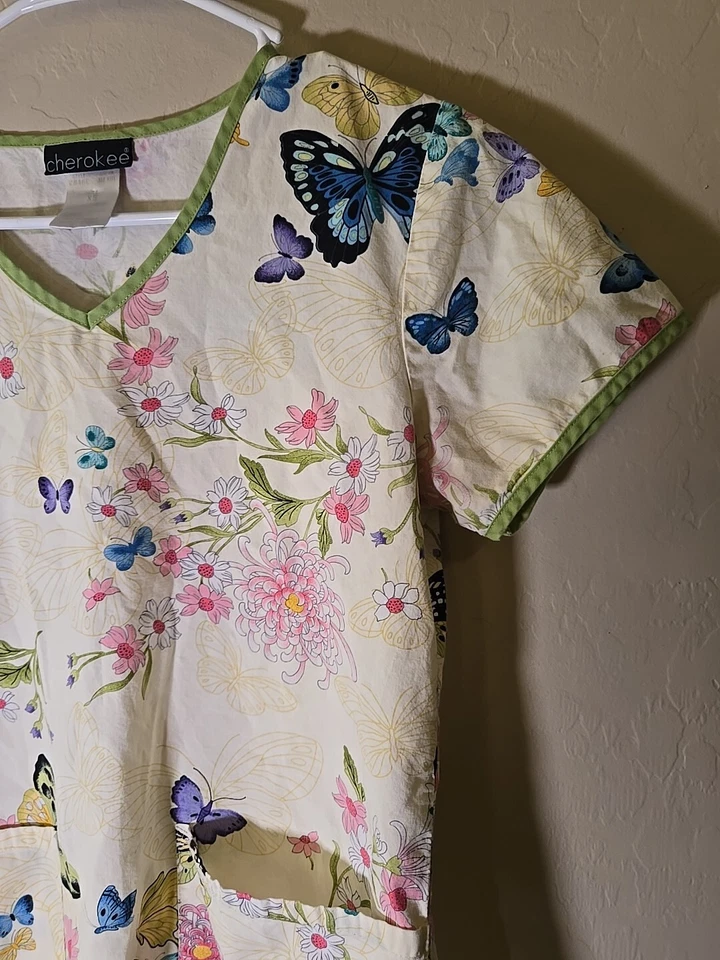 Blusa Médica Cherokee para Mujer Talla XS Estampado Floral Mariposa Amarillo y Verde Lima  Foto 4 de 4