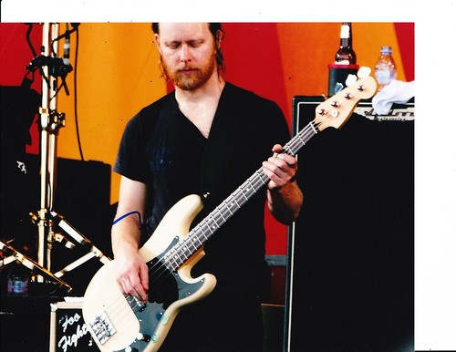 FOO FIGHTERS NATE MENDEL SIGNED PLAYING BASS 8X10 - 第 1/1 張圖片