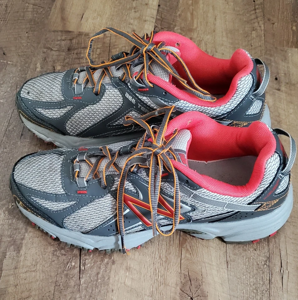 Sapatos New Balance Feminino Tamanho 8.5 411v2 Todo Terreno Trilha Corrida Caminhada Cinza - Imagem 2 de 4