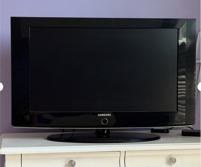 Samsung 32'' LCD HDTV Television Retro Gaming Monitor Media Screen HDMI TV Remote