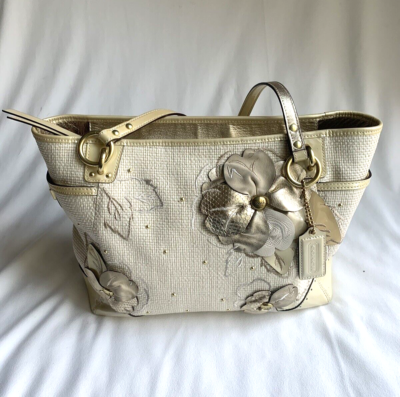 バッグ COACH Hampton Floral Applique Straw bag COACH Hampton Floral Applique Straw Weekend Coral White Tote