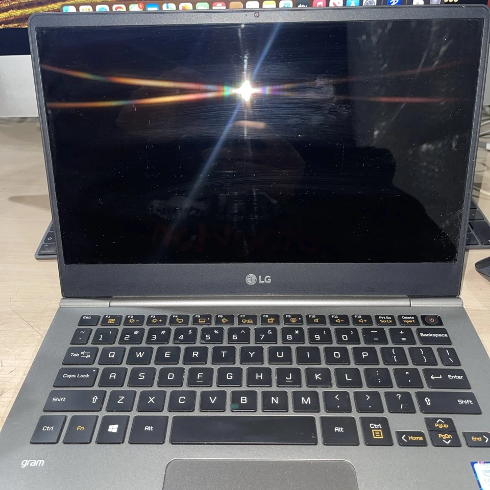 LG Gram Intel Core i5 8ª Generación SIN RAM SIN HD Foto 2 de 4