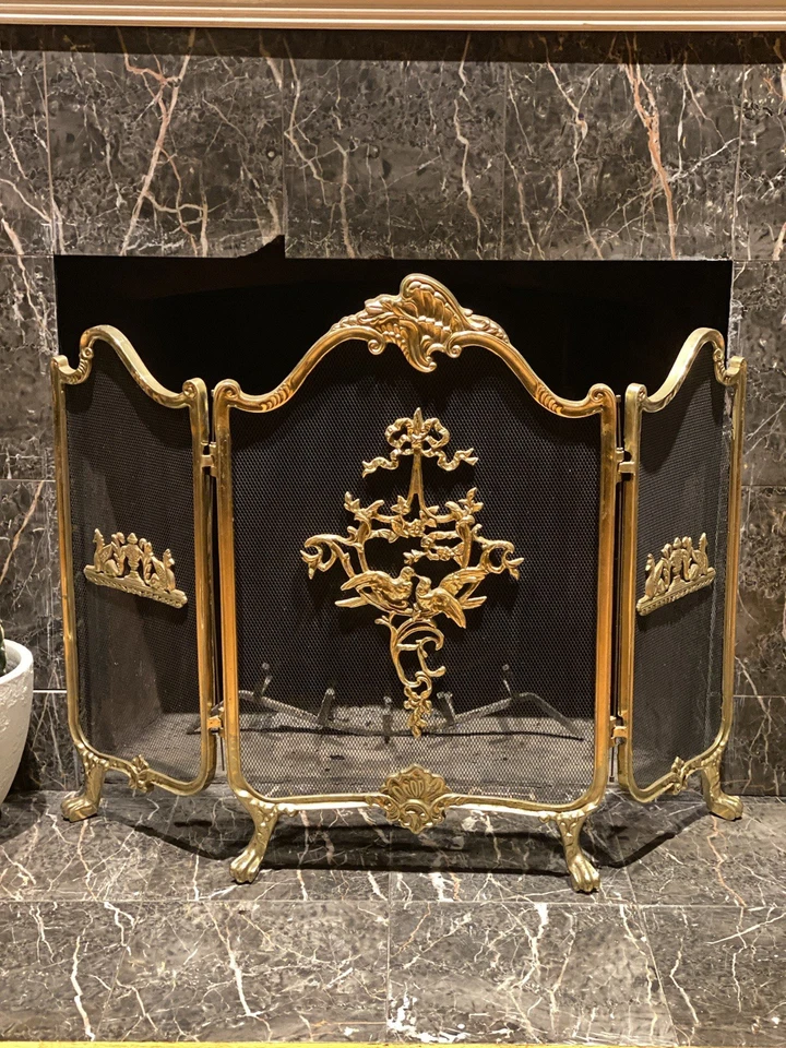 Antigua pantalla de chimenea provincial francesa estilo Luis XVI ornamentada de latón Foto 2 de 4