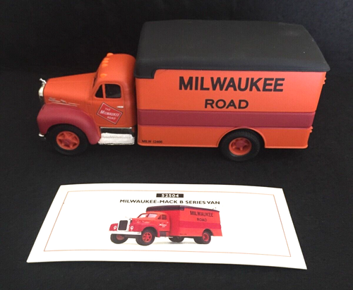 CORGI FALLEN FLAGS THE MILWAUKEE ROAD MACK B BOX VAN - #52504 - LE 0789/4900 - Picture 4 of 9