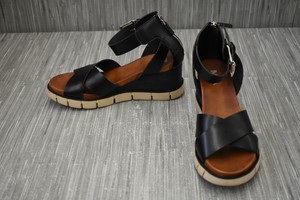 mia lauri wedge