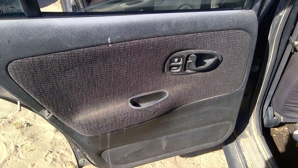 Panel de moldura de puerta interior trasero izquierdo Saturn Sl2 1999-2002 solo OEM trasero negro Foto 3 de 4