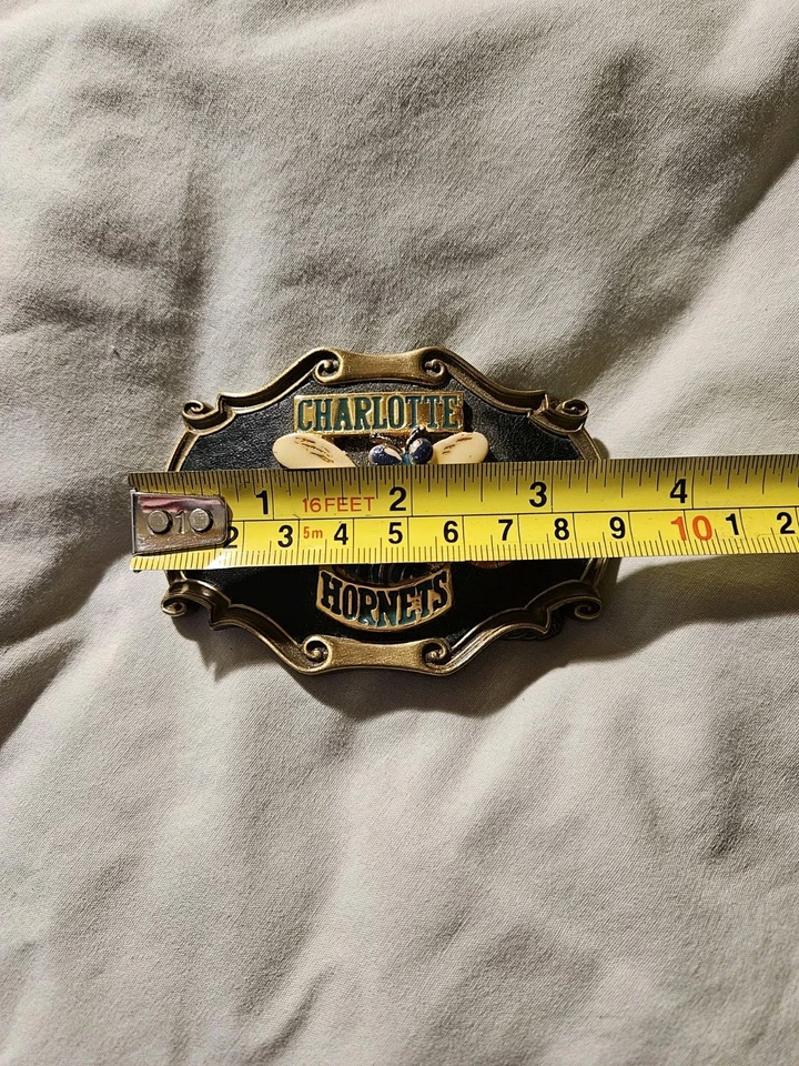 Hebilla de cinturón de latón Charlotte Hornets 1978 Foto 4 de 4