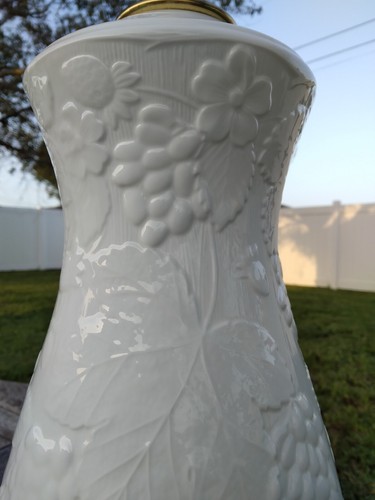 Vintage Crescent Grapes Milk Glass Table Lamp Strawberries Fruit - Picture 5 of 14