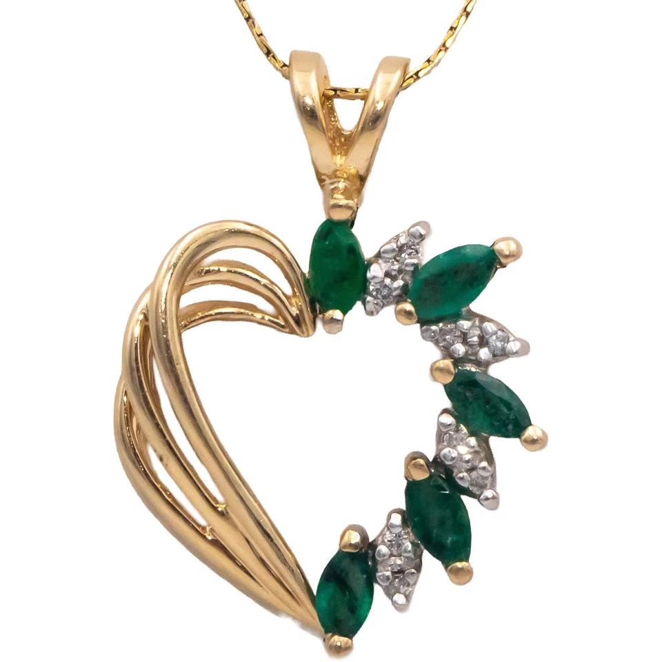Collar colgante de corazón de diamantes y esmeraldas de 0,55 quilates de oro amarillo de 14 k