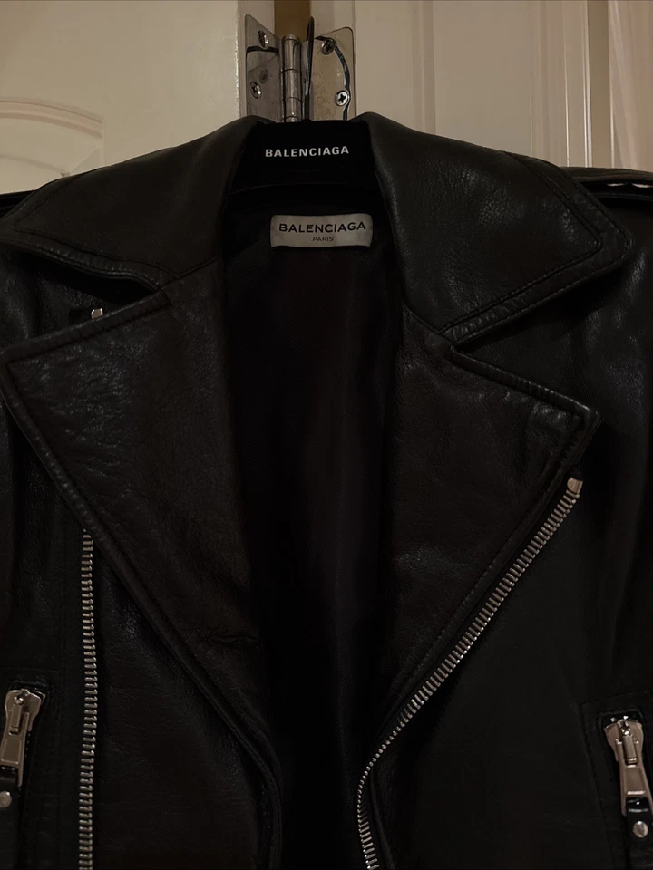 Jaqueta de motociclista feminina Balenciaga couro preto 36 - Imagem 2 de 4