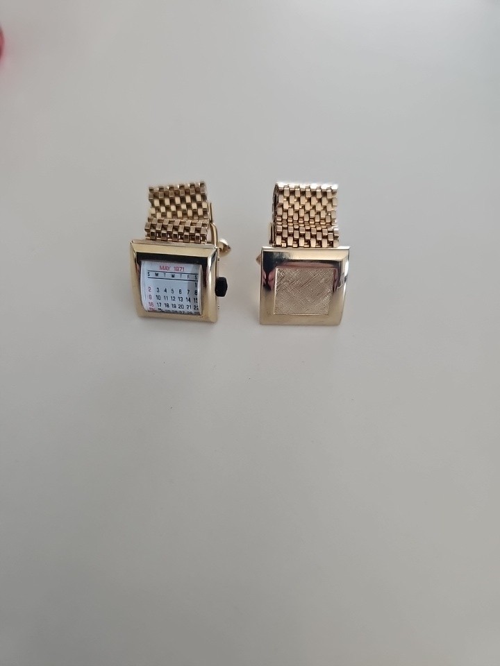 1971-dated gold-tone cufflinks with a built-in calendar window — a functional time capsule you can wear on your wrist.