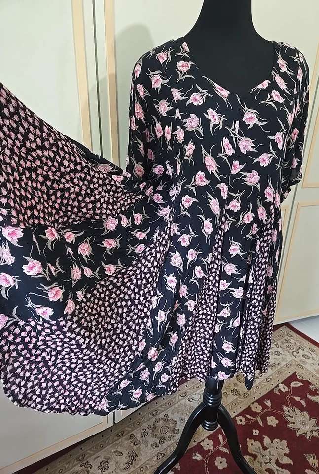 Vestido Babydoll Vintage Años 90 en Negro Floral con Rosas Rosas, Talla Grande Pull-Over ~ M Foto 4 de 4