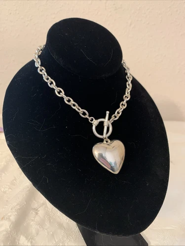 VETEMENTS Collana con ciondolo chiusura a levetta frontale cuore gonfio tono argento