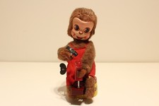 VINTAGE RARE JAPAN HAND WIND UP MOVING LITHO TIN TOY MONKEY SHOE MAKER "NOMURA"