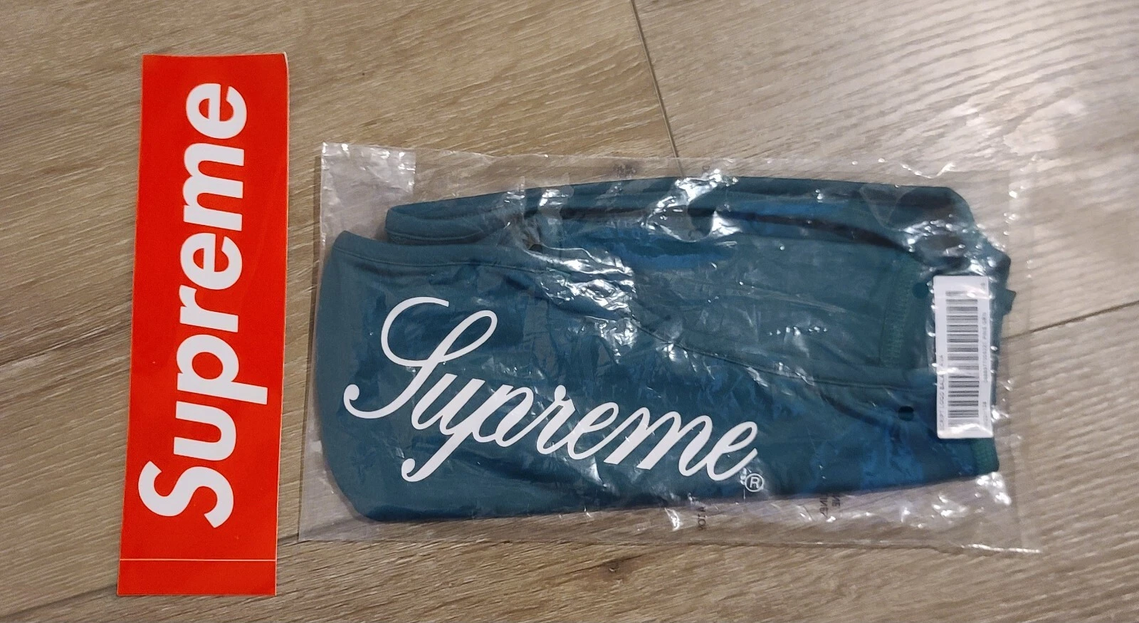 Supreme Script Balaclava vert pin   en main et prêt à être expédié