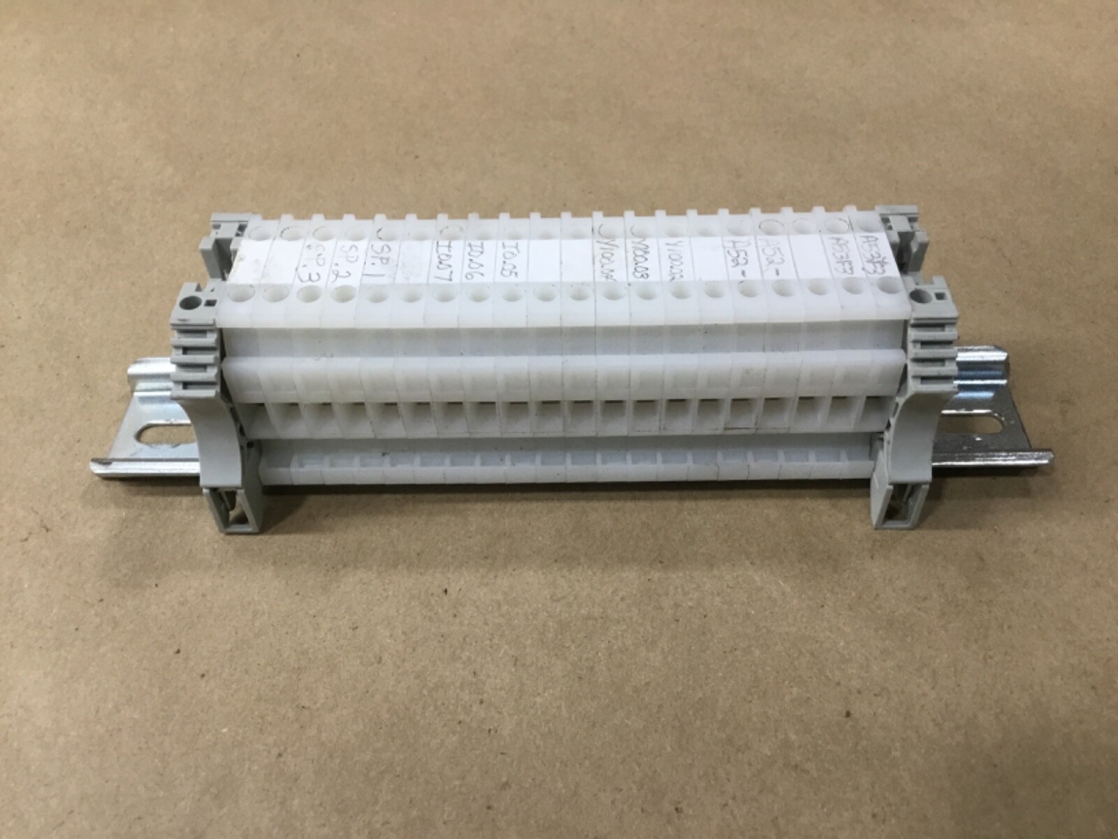 Lot Of 20 Allen Bradley 1492-HM1 White Terminal Blocks On Din Rail #49H37