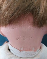 ANCIENNE ET JOLIE poupée en porcelaine signée, de caractère "faisant