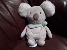 Pusblu DM Drogerie Spieluhr Koalab&auml;r Koala mit Gr&uuml;nen Halstuch Melodie ??? Top