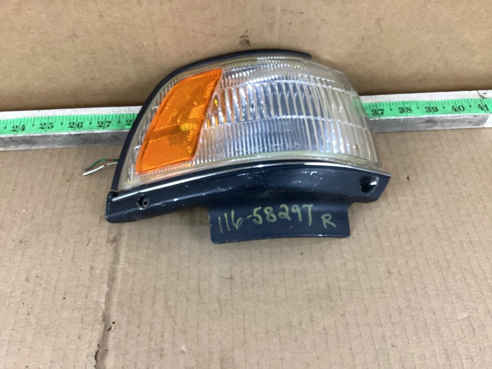 Luz intermitente esquina lado pasajero delantero derecho Toyota Camry 1987-1991 OEM Foto 2 de 4