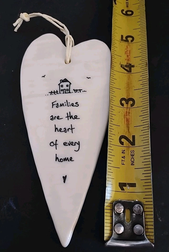 Etiqueta de corazón colgante de porcelana blanca "Las familias son el corazón de cada hogar"  Foto 4 de 4