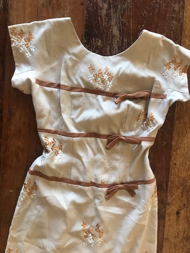 VTG early 60s Jackie dress beige embroidered flowers light brown bows wiggle