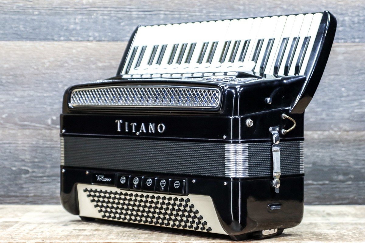 Titano Model Virtuoso 120-Bass 41-Key 11-Treble Switch Piano
