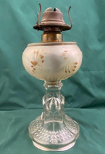 PINTADO A MANO - LÁMPARA PEDESTAL DE ACEITE DE VIDRIO ESMERILADO EN RELIEVE - 12" DE ALTO (HRFB)