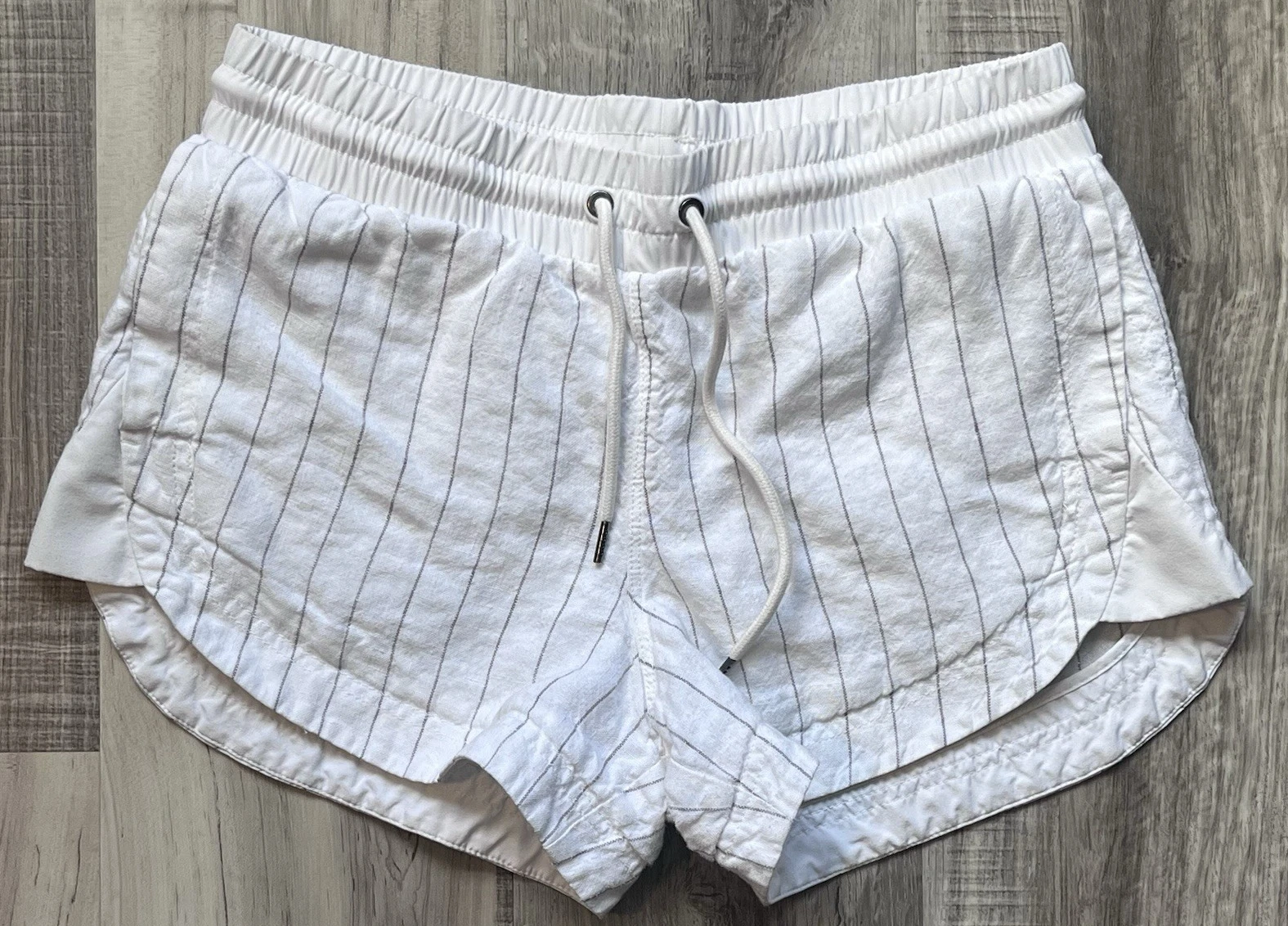 Athleta Beachside Bali Linen Shorts Size 6 100% Linen White W/ Gray Pinstripe