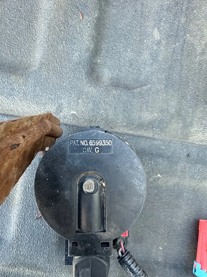 Соленоид в сборе вентиляционный клапан продувки Chevrolet Impala 2000 - 2005 годов выпуска с жгутом проводов - Изображение 4 из 4