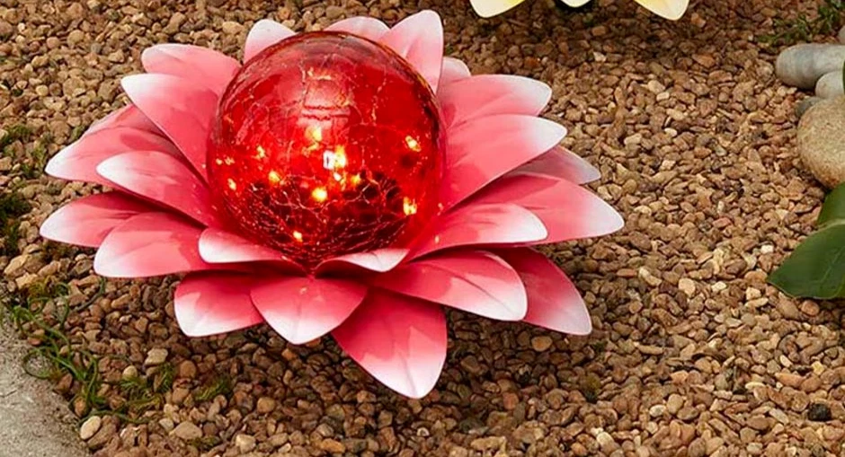 Bola de observación de vidrio agrietado con flores rosas con energía solar decoración de jardín Foto 3 de 4