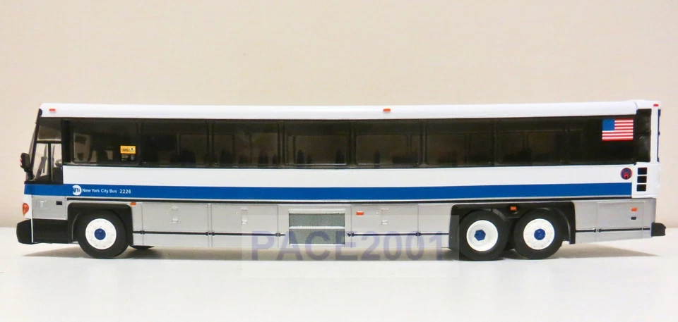 MTA Nueva York Escala 1/50 MCI D4500 CT Autobús Express Modelo Ruta SIM22 Foto 2 de 4