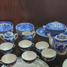 Blue Willow pattern child's porcelain Teapot and Tea Set Made in Japan