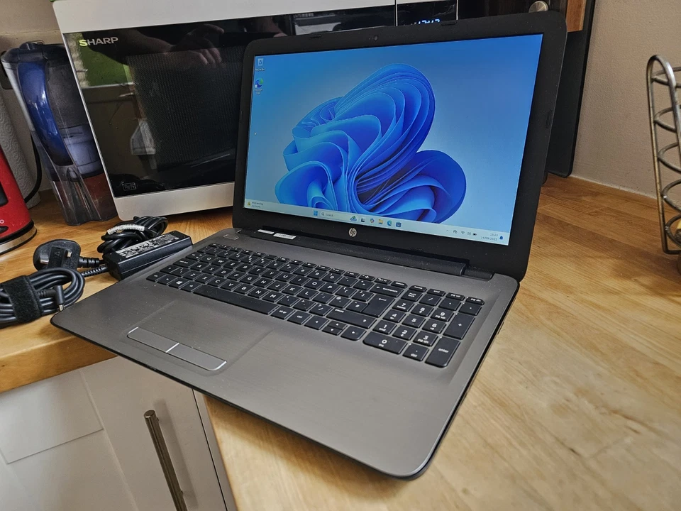 HP Pavilion 15ba AMD A6 2Ghz 240GB SDD 8GB RAM Win 11 Webcam HDMI 15.6 Laptop - Image 3 of 4