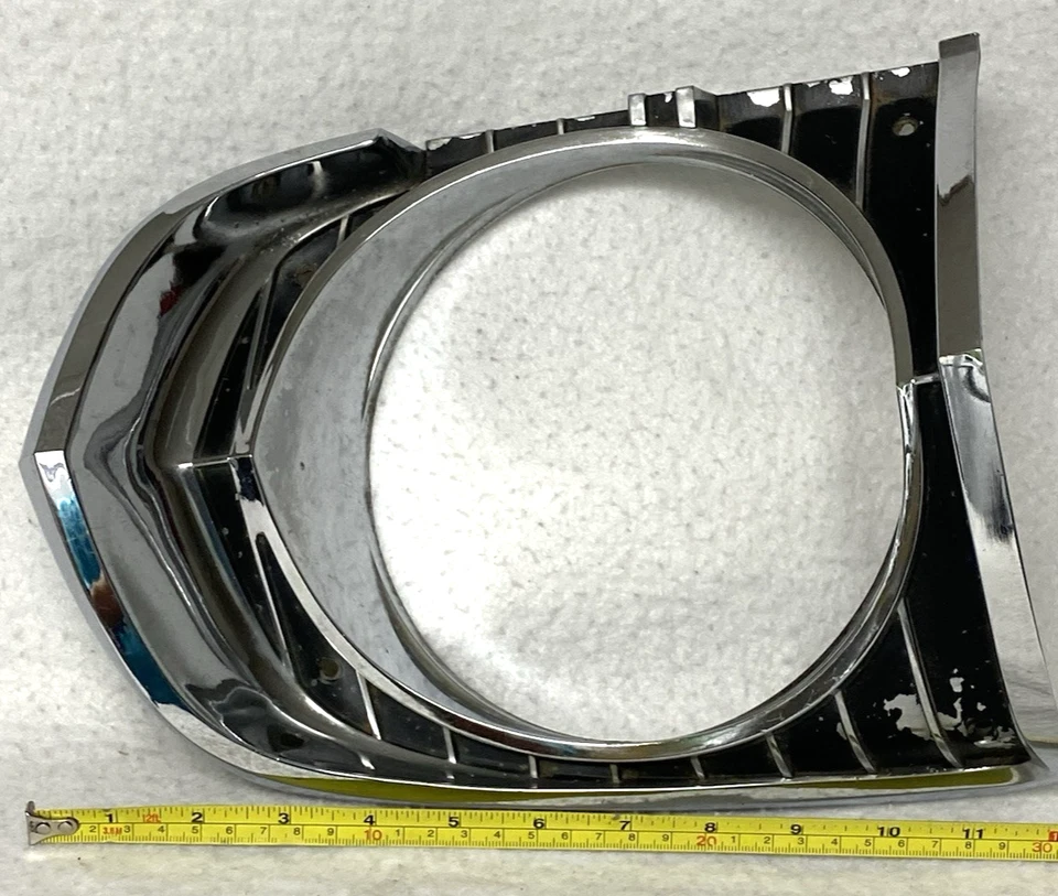 FARO ENVOLVENTE ORIGINAL 66,67 CHEVY 2 II NOVA, DIESTRO, LADO DEL PASAJERO, CROMO, NEGRO Foto 2 de 4